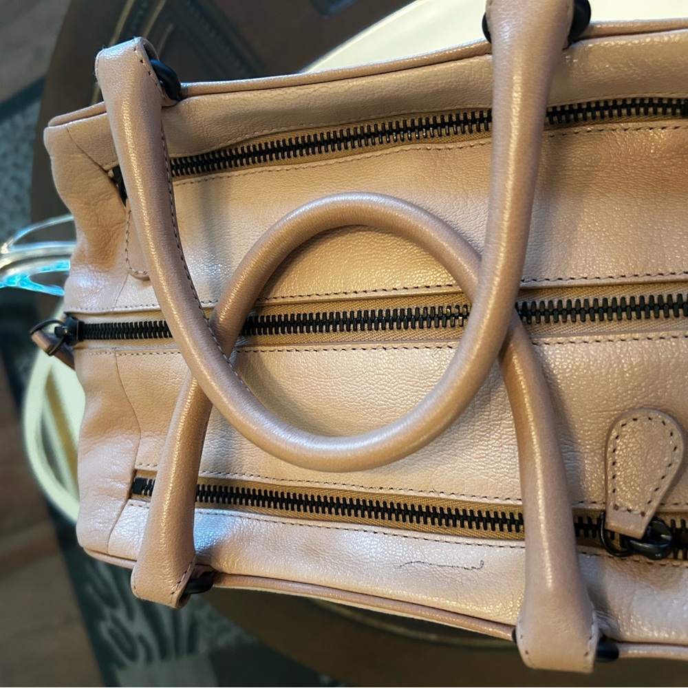 Bottega Veneta Elegant Tan Leather Bag - Picture 7 of 9